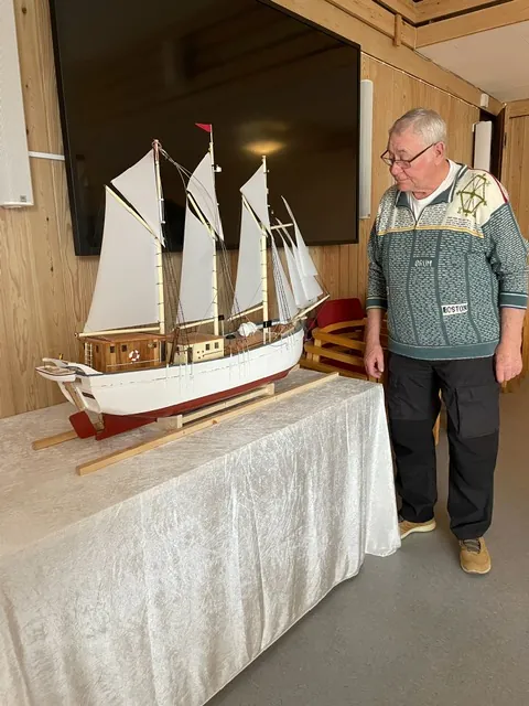Steen Zoffmann ved en model af en tremastet skonnert